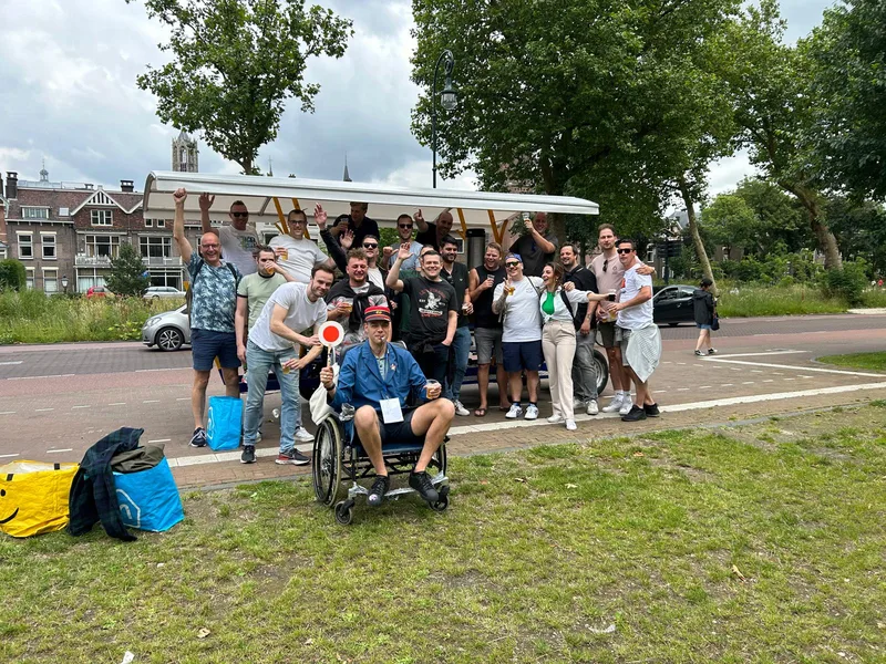 Groep geniet op de party bike